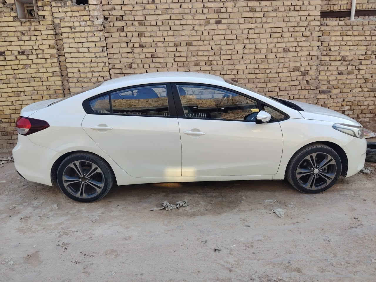 السلام عليكم
سيراتو 2017 خليجي
محرك 1600 ما مفتوح
بيه  تكحيلات بسيطه
محرك كير حدادية تبريد كهربائيات كلها مكفوله 
تخم تاير جديد

سونار موجود.
للاستفسار الاتصال او مراسله صفحه 

‭***********
