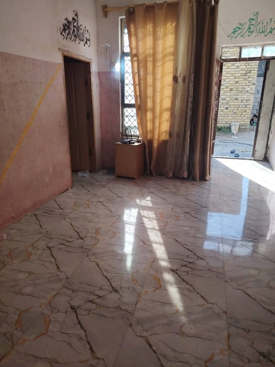 دار للبيع 
مساحه300 بي 3غرف و 2صاله ومطبخ واستقبال وتخاريج 
الرضويه الثانيه 
لل استفسار ***********
