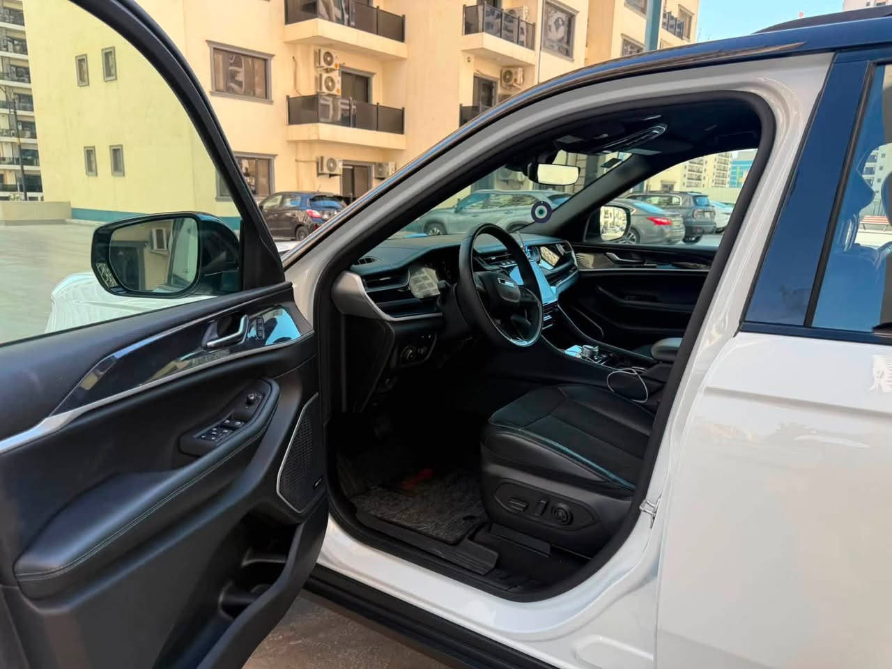 🚙 للبيع | Jeep Grand Cherokee 4xe Limited Plug-in Hybrid موديل 2022🚙
السعر 290 ورقة 
فرصة مميزة لاقتناء واحدة من أفخم وأقوى سيارات الـSUV الهجينة.

✅ الموديل: 2022
✅ الفئة: 4xe Limited (Plug-in Hybrid)
✅ اللون: ابيض تو كلر 
✅ التسجيل: بغداد
✅ الموقع: بغداد
✅ الملكية: السيارة باسمي شخصياً
✅ الحالة: السيارة بدون حادث ولا ضربة بجم كبس ضهر كبس صفاح كلش جدد داخل جديد بمعنى الكلمة والسيارة بحالة ممتازة. ملاحضة السيارة داخلة للعراق كلين طلعت بامريكا مفتوحة البراغي   فقط فتح بدون تبديل 

السعر 290 ورقة 

أبرز المواصفات:

🔹 محرك 2.0 لتر تيربو مع نظام Plug-in Hybrid بقوة إجمالية 375 حصان.
🔹 ناقل حركة أوتوماتيكي 8 سرعات.
🔹 نظام دفع رباعي Quadra-Trac II.
🔹 إمكانية القيادة الكهربائية لتوفير الوقود.
🔹 شاشة لمس 10.1 بوصة تدعم Apple CarPlay وAndroid Auto لاسلكياً.
🔹 شاشة عدادات رقمية.
🔹 مقاعد جلد كهربائية مع تدفئة مع تبريد للمقاعد الأمامية.
🔹 مقود مدفأ متعدد الوظائف.
🔹 تشغيل بصمة (Keyless Entry & Push Start).
🔹 كاميرا خلفية مع كامرة امامية  حساسات خلفية.
🔹 مثبت سرعة ذكي مع أنظمة أمان متقدمة.
🔹 نظام المحافظة على المسار، والتحذير من الاصطدام، ومراقبة النقطة العمياء.
🔹 مكيف أوتوماتيكي ثنائي المناطق.
🔹 مصابيح LED أمامية وخلفية.
🔹 جنوط ألمنيوم قياس 20 إنش.
✅السيارة ثلث شاشات امام الراكب والوسط وامام السائق 
✅ جكات ترفع وتنزل سسبنشن امامي وخلفي 
كير محرك كفالة ممدود عليها صبانة 
🚗 سيارة تجمع بين الفخامة، الأداء القوي، والاقتصاد في استهلاك الوقود، ومناسبة للاستخدام اليومي والسفر.

📍 الموقع: بغداد المنصور 

📞 للاستفسار والتواصل *********** 
***********

