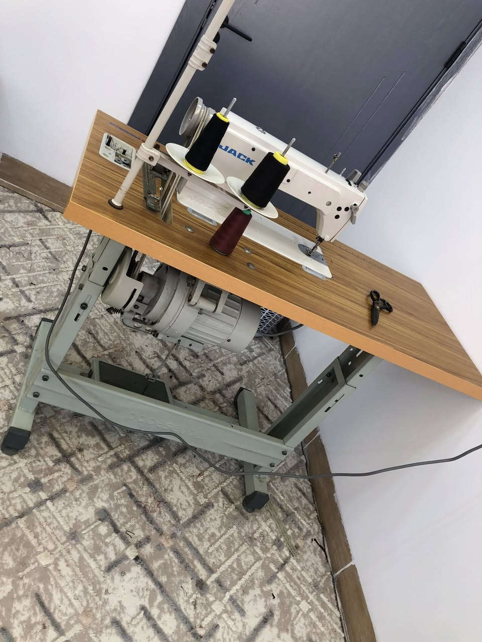 سلاو هاوریان ئەم  مەکینە یە بو  فروشتن   جاکی پیاوان  ماتور گەورەیە هەموی بخە سەر یەک  ١٠ سەعات ئیشی کردوە زور بیعەیبە    وەک لوک وایە        
 لە سلیمانیم  لە  قرگە . ***********
