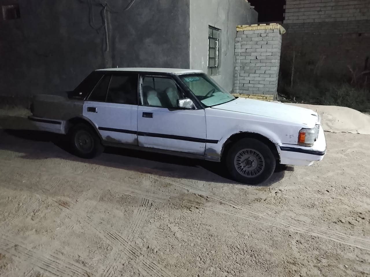 سوبر 85 للبيع مكينه وكير واكسن تخم تاير جديد باتري جديد حداديه جديده  كهربيات كلها شغاله دواخل حلوه رقم مثنى 
سعر 27 وبيها مجال 
مكان سوك شيوخ 
 للاستفسار
 ‏‪***********
***********
