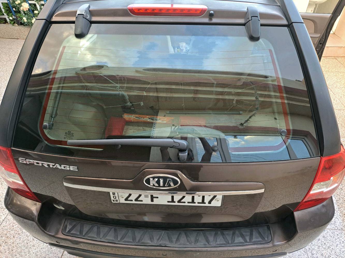 للبيع: كيا سبورتج 2010 - خليجي نظيف جداً 🚗
​المواصفات:
​الموديل: 2010.
​الوارد: خليجي.
​اللون الخارجي: جوزي (بني).
​اللون الداخلي: بيجي.
​المميزات: فتحة سقف، شاشة أيباد متطورة.
​اللوحات: رقم أربيل، السنوية والارقام باسمي ومجددة لغاية 2028.
​الحالة العامة للسيارة:
​الصبغ: السيارة مكفولة من الصبغ تماماً.
​الملاحظات:
​يوجد تكحيل بسيط جداً في (الجاملغ، البنيد، والباكلايت).
​جرد خفيف جداً في البنيد (موضح بالصور).
​تعديل بارد بمقدار شبر واحد في باب السكن.
​السعر المطلوب:
💰 115 ورقة (11,500 دولار).
​للتواصل والاستفسار:
📞 ***********