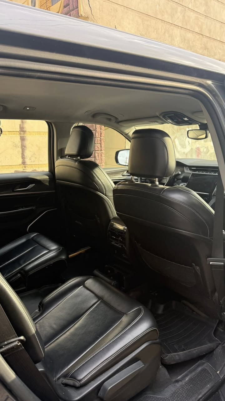 جيب شيروكي لمتد
موديل ٢٢

فول ما عدة الفتحه السيارة 

مواصفاته رادار امامي 

فور ويل 

تدفه الكشنات 

٧ راكب 

توقف ذاتي عند الرجوع 

سيارة حادثها سرقه ما بيها صبغ 

جاهزة 

السعر ٢٥٥ 

***********
