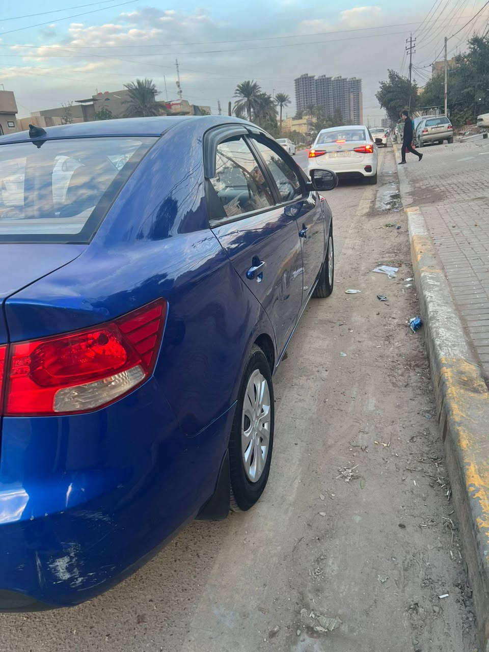 سلام عليكم  سيراتو 2012
كير عادي 
سيارة نضيفه. 
ممبدل بيها شي ولا ضربه بس بارد بالباب الخلفي عكس السايق 
سيارة مابيها حار
رقم اربيل 
مصبوغه رش باب السايق و البنيد للجمالية 
السعر 80$ بيها مجال 
مكان بغداد
***********
***********
