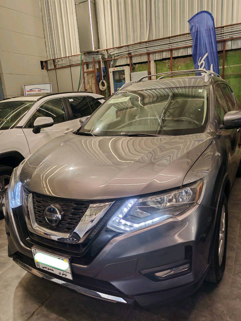 للبيع نيسان روج 2019 SV
ماشية 50،000 

المكينة 4 سلندر 2500 المرغوب 
 
الضرر بونيد مبدل + باب النفر الخلفي بيه تعديل بارد وشخط

ايرباك ستيرن مبدل اصلي 

شاصي و دواخل سليمة

المواصفات : 

بصمة + تشغيل عن بعد 

كرسي سائق كهربائي

شاشة + كاميرا خلفية 

تبريد شاشة

تدفئة مقاعد

رادار امامي وخلفي 

تحديد مسار 

نقطة عمياء 

قطعتين تبريد 

صندوق كهرب وبحركة القدم 

اشارة وهيتر بالمراية 

ليد نهاري + كشاف ضباب 

تحديد مسار + تحكمات ستيرن 

مثبت سرعة 

وضعيات قيادة سبورت + ايكو  + نورمال 

طخم تاير جديد

كوبون بانزين 

السعر بيه مجال 

*********** واتساب
*********** اتصال
ما هو موديل وسنة صنع السيارة؟: 
2019
ما هو سعر السيارة المعروض؟: 
159$
أين موقع السيارة للتفحص أو الشراء؟: 
الموصل - معرض رماح الموصل ( شارع الوسط ) 
هل هناك صيانة أو تصليحات يجب القيام بها؟: 
لا 