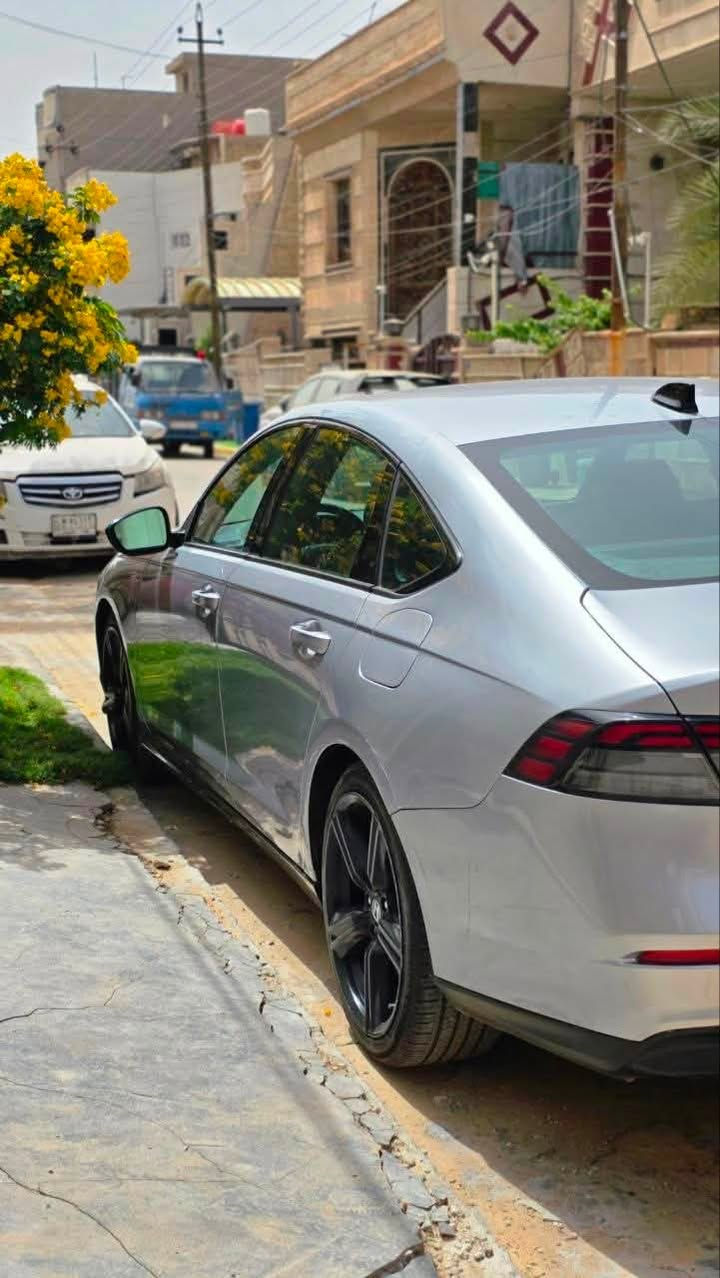 السلام عليكم
هوندا اكورد موديل 23  مواصفات Sport-L 
رقم بغداد بأسمي 
70الف ميل 

-​نظام هجين: محرك 4 أسطوانات سعة 2.0 لتر مع محركين كهربائيين.

-​القوة: 204 حصان وعزم دوران 335 نيوتن متر.

-​ناقل الحركة: E-CVT (إلكتروني مستمر التغير).

-​وضعيات قيادة: (رياضي، اقتصادي، عادي، مخصص).

-فتحة سقف

-المقاعد: الجلد الطبيعي

-​التدفئة: مقاعد أمامية تدعم خاصية التسخين.

-​مقعد السائق: تعديل كهربائي بـ 10 وضعيات مع نظام ذاكرة لحفظ الوضعيات.

-​النظام الترفيهي: شاشة تعمل باللمس قياس 12.3 إنش.

-​الاتصال: دعم لاسلكي لنظامي Apple CarPlay و Android Auto.

-​لوحة العدادات: شاشة رقمية بالكامل قياس 10.2 إنش.

-​تثبيت السرعة: رادار تكيفي (ACC) يحافظ على المسافة مع السيارات الأمامية.

-​البقاء في المسار: نظام التحذير من الخروج عن المسار والمساعدة في البقاء داخله.

-​التنبيه: نظام مراقبة النقاط العمياء ومستشعرات لحركة المرور الخلفية.

-​الطوارئ: نظام فرملة تلقائية عند استشعار خطر التصادم.

حادث خلفي بدون أيرباك وضع بلادي 
جاملغ الخلفي الايمن بارد ،جاملغ الخلفي الايسر بارد مع صبغ
صور الحادث واتساب 
***********

