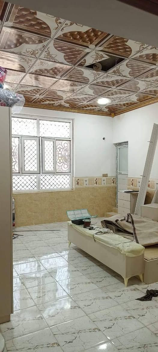 سلام عليكم عندي بيت 200متر طابو صرف للبيع كربلاء حي الاطارات رابع بيت عن الشارع خط الكيات مدارس تبعد 150متر تقريبا سوك قريب كلش .....طابقين الاول كراج  جبير وستقبال مطبخ صاله  غرفتين منور صحيات 2 والطابق الثاني غرفتين صحيات 2 صاله ومطبخ للاستفسار اكثر ***********  ***********ضياء
