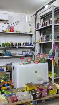 للبيع رفوف حديد مع مواد غذائيه   الاتصال 07801559298