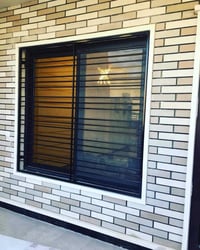 عمل  جميع انواع  الحدادة أبواب جملونات شبابيك محجرات  سقائف كيسبان سقا...