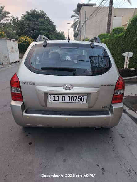 السلام عليكم
  للبيع توسان موديل 2009 لون شمباني محرك2000 دوش
 كير اوتو استلام الشركة العامة .
السيارة جديدة ماشية (20 الف) كيلو متر حقيقي و السيارة كلش نظيفة .
: مواصفاتهه 
فور ويل دكمة
سلايد
مري كهرباء
جامة السايق اوتو
شادلهه حساس خلفي 

مابيهه اي معجون او تصليح و ما مبدلة بيهه ولا قطعة 
 بيهه شخوط بسيطة و مكحلة فقط موضحة بالصور.
سيارة مال جناي و ما متعوبة . كتلوكاتهه كاملة و سبيرهه منازل و بعدهه حته اللزكات مال شركة بيهه 
و تفويلهه سوبر فقط
استعمال مال بيت قليل 
السعر (((135 ورقة)))  و بيهه مجال قليل للشراي
تحويل ثاني يوم 
 تعال و شوفهه و بيك خير و تدلل 
مكاني بغداد المنصور 
للتواصل خاص او عالرقم
***********
