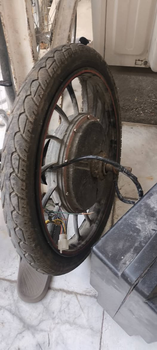 السلام عليكم شباب شلونكم شو اخباركم شباب عندي هاي الدراجه شحن الملف مالتها والبطارياتع
هذه دراجة نارية أو سكوتر كهربائي.
النوع: دراجة نارية بتصميم كلاسيكي/مخصص.
المميزات: تحتوي على مقود مرتفع، ومصباح أمامي دائري، وتفاصيل رسومية على الهيكل.
الحالة: تبدو غير مكتملة أو قيد الصيانة/التعديل بناءً على الصورة.


**إذا كنت صاحب هذا الإعلان وتريد حذفه لأي سبب، رجاءا أرسل رسالة إلى الدعم الفني**