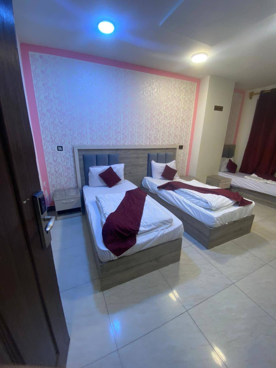 فندق للبيع
كربلاء المركز باب الخان يتكون من 11 طابق الوارد السنوي 20 شده المساحه 150 السعر 5 مليار بيه مجال فندق 
المساحه ١٥٠ م واقع الحال ٢٠٠ لوجود فضله بالقطعه
١١طابق عشر طوابق غرف يحتوي على ٥٠ غرفه طابق ١١مطعم ومطبخ
يحتوي٣مولدات من ٧٠ كيفي ١٢٠ كيفي والثالثه على اظن ٥٠٠ كيفي
مقابل حديقه عامه 
 عند حضور المشتري والجلوس مع صاحب الفندق الان بيه نزلاء مؤجر لغاية الشهر الثاني
قابل للتفاوض الاستفسار كثر واتساب رجان المو شراي لا يراسل وتصال ما ارد ‏‪0775 740 5698‬‏
