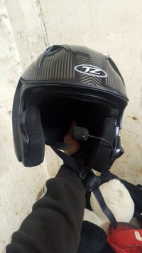 للبيع خوذه دراجه ناريه مع مايك وسماعه فج مالها مخلوع بطانه قويه وقابله...