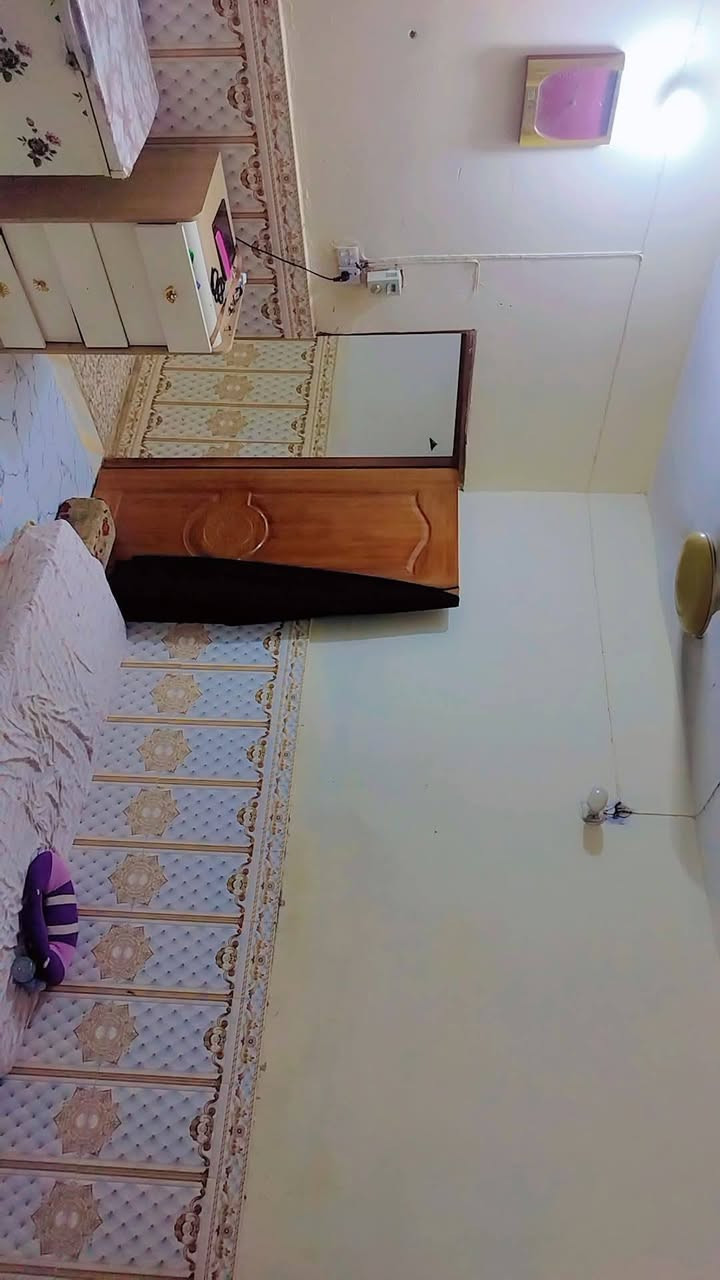 دار للبيع 100متر بي غرفة وصاله ومطبخ وصحيات داخل وخارج وطابق ثاني بي سويت كامل وصطح موقع شارع صب شارع صب قرب مكتب سيد ناصر للعقار لاستفسار ***********
