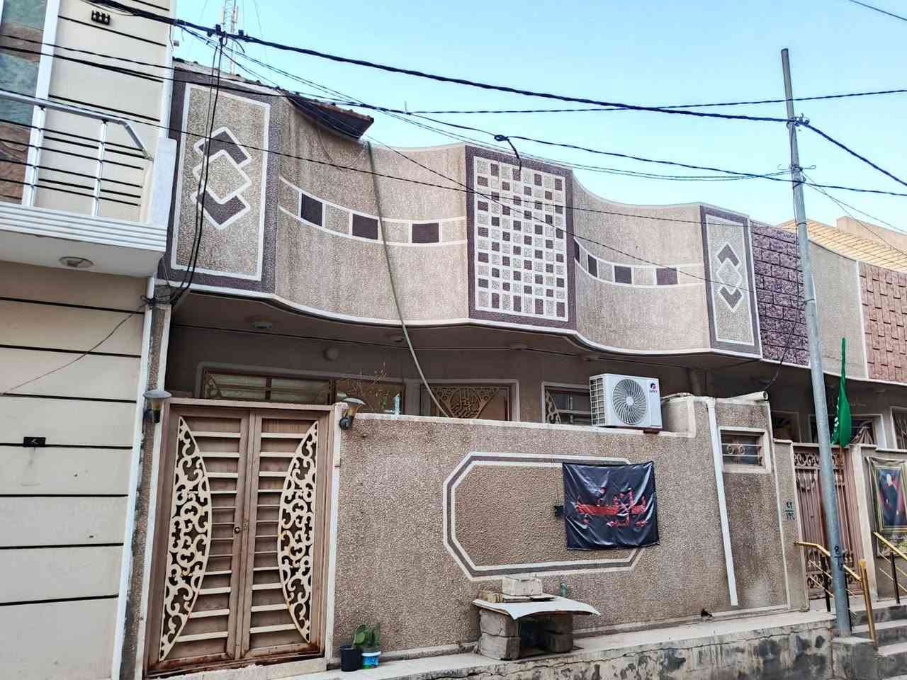 بيت ١٠٠ متر للبيع طابق ونص
البناء بلوك درجة اولى
العنوان حي ميثم التمار مقابل مستشفى الكفيل يبعد الامام ٢ كم 
ويبعد عن طريق الزوار شارع الجاير السايدين ٥٠ متر فقط 
البناء حديث 
الطابق الاول
صحيات داخلية وخارجية مطبخ وصالة وغرفة نوم ومنور ( مطبخ حار)
الطابق الثاني
صالة وغرفة نوم نظام سويت ومخزن وسطح
الاثاث مع البيت ( غراض جديدة) 
مطبخ متكامل Hdf كاونتر واجهزة ( طباخ ، مايكروويف، اوفن) مع تغليف الثلاجة
غسالة اوتوماتيك
مجمدة 
بلازما حجم ٥٥
بلازما حجم ٣٢
غرفة نوم تركية نظام حديث
ميز طعام
سخان
ماطور ماء
تخم قنفات
مبردة كونفيرا جديدة

للاتصال ***********
واتساب ***********
