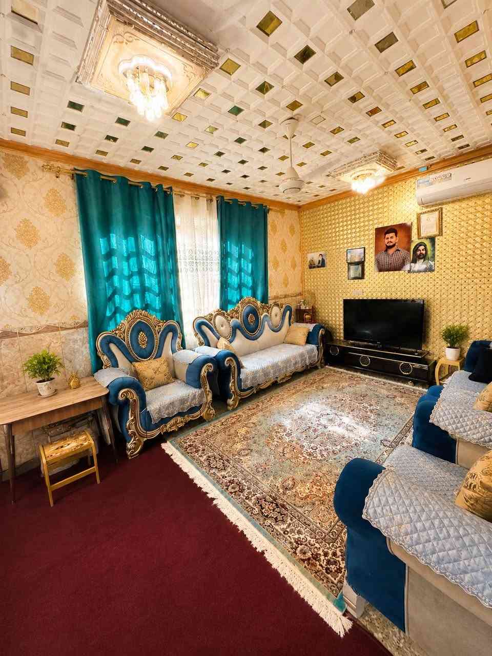 بيت 100م للبيع في منطقة الطاقة البنوك واجهـة 10م نزال 10م (مربع)
الطابق الارضي 
مدخلين للبيت 
( مدخل استقبال منفصل ) 
(ومدخل مطبخ )
صالة
مطبخ 
استقبال
منـور عدد (٢)
حمام كبير عدد(٢) خارجي وداخلي
غرفه نوم كبيره

الطابق الاول 
 3غرف نوم كبيره بنظام سويت 
حمام عدد ٢
الطابق الثاني 
بيتونه كبيره تنفع مخزن + سطح  

للاستفسار الاتصال مع صاحب الدار  
*********** / علي
