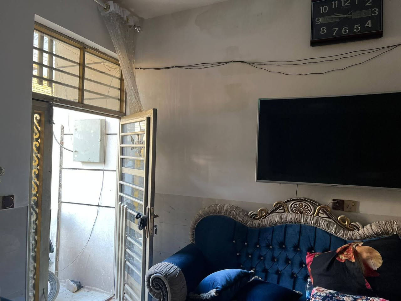 سلام عليكم بيت ٥٠ م طابقين غرفتين فوك استقبال و مطبخ حمام جوا العنوان بغداد الشعب حي المهندسين رقمي ***********
