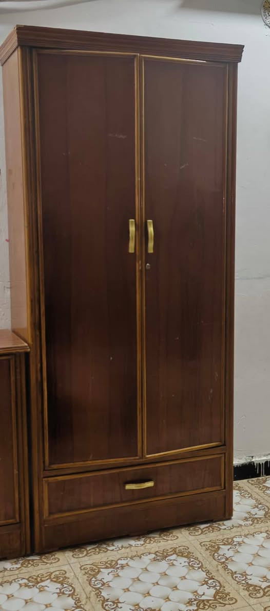 السلام عليكم غرفة اخشاب كما موضح بالصور اضرار بصيطة قفلها ٥٠٠ شغل ثقيل درجة اولا الاتصال على الرقم ‏‪***********‬‏
