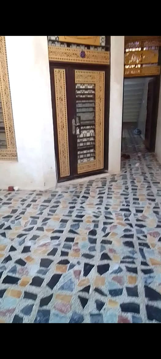 سلام عليكم بيت 100متر للبيع بناء حديث درجة اولى طابقين كامل من كل النواحي ابو رمانه  الطرق اي استفسار ***********
