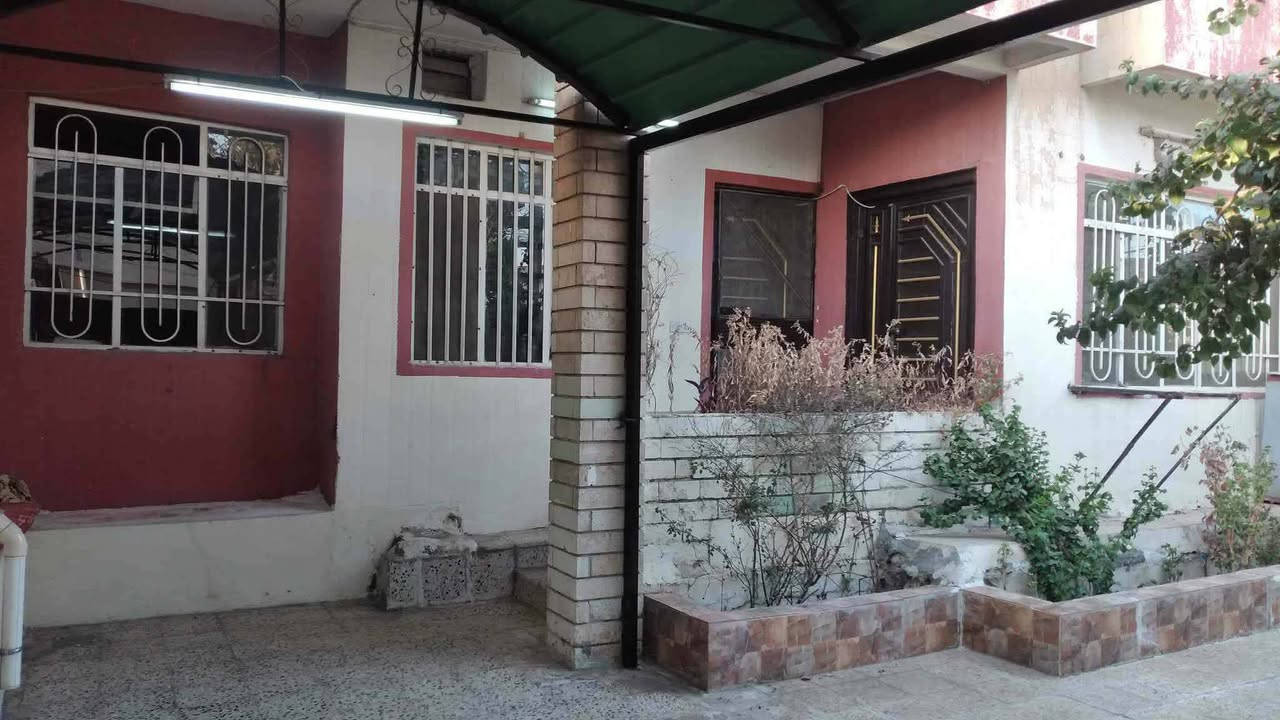 دار للبيع  بسعر مناسب
حي عدن فرع جامع الأمين 
المساحه200متر الواجهه 10نزال 20
سند ملك صرف طابو الزهور البيت قبله 
طابق واحد يتكون من
 هول +خطار+غرفتين نوم+مطبخ + صحيات + 
مناور + كراج 
التحويل مباشر من الشرعي 
للتواصل: ***********
