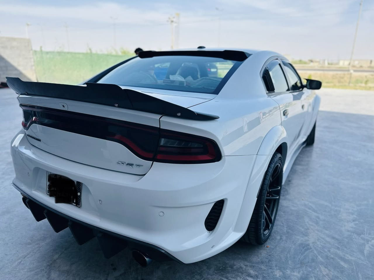 السلام عليكم 
دوج جارجر SXT 2019
مكينة 3600
رقم بغداد دولي  ثاني يوم تحويل 
ماشية 100 حقيقي 
موصفات 
كامرة دواره 
حساسات امامي 
محدثة كت كامل وايت بدي 
حادثها جاملغ عكس السايق معمر نفسه 
بدون دواخل 
عليها كزوز رياضي صوته رعب 
مكان السياره بابل الإسكندرية 
السعر 235 وبيها مجال بصيط 
رقم ***********
