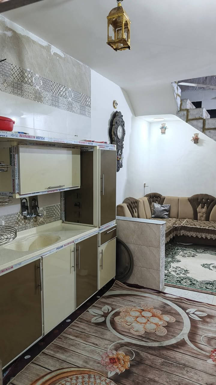 السلام عليكم بيت ٥٠ متر للبيع واجه ٦ونص نزال ٨  استقبال ومطبخ وصاله وحمام مشترك الطابق  الأرضي كامل والطابق الثاني نقصه سقف مسقف سندويچ مكانه حي الامامين جامع الإمام علي المولده الثانيه ***********
