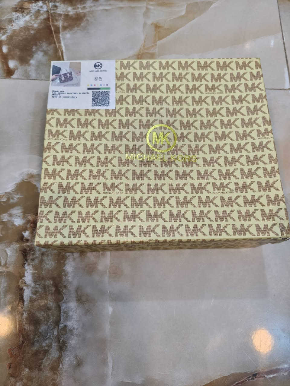 السلام عليكم 

للبيع 📦 

حقيبة نسائية من ماركة Michael Kors 

من طراز Mirella الصغيرة، 

وتتميز بنقش شعار العلامة التجارية باللون الأبيض على خلفية بنية.
@
تتكون الحقيبة من جلد محبب ومتين.

تأتي مع مقابض علوية بيضاء وحزام كتف قابل للفصل.عادةً ما تتضمن جيوبًا داخلية للتنظيم ومبطنة بالكامل.


**إذا كنت صاحب هذا الإعلان وتريد حذفه لأي سبب، رجاءا أرسل رسالة إلى الدعم الفني**
