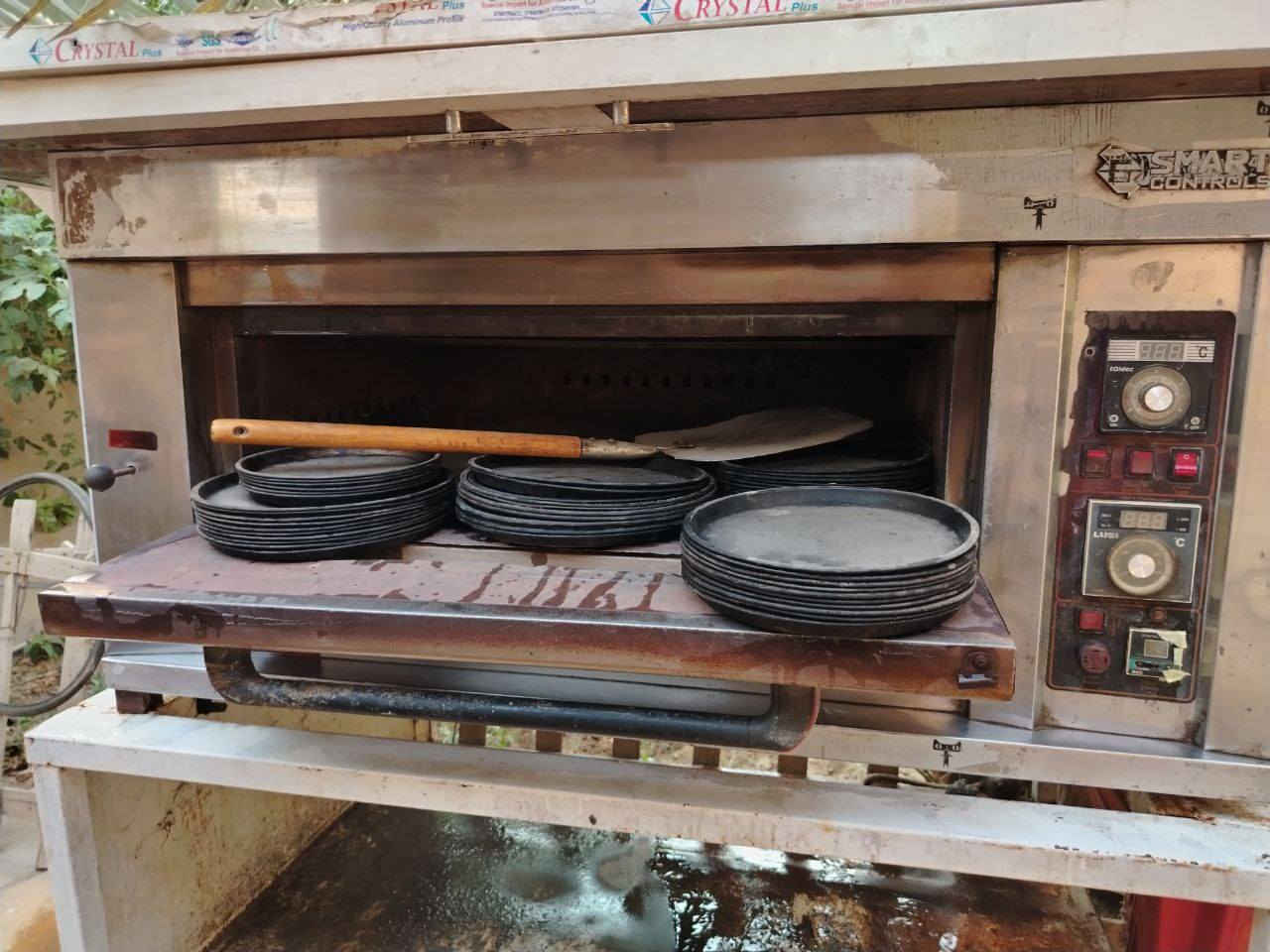 فرن بيتزا للبيع مع ملحقات الميز و 50 صينيه متنوعت الحجام للتواصل *********** مكان نجف سعر 650,000 الف وبي مجال
