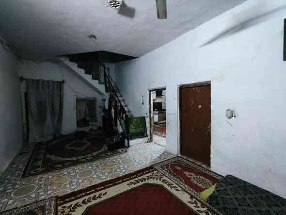 السلام عليكم بيت للبيع واسط حي الحكيم شارع اسواق البركه المساحه 450 يحتوي على غرفتين نوم وصاله واستقبال ومطبخ وصحيات وطرمه بناء بلوك شارع تبليط مجاري خدمات كامله من مجاري وماء وكهرباءبيه محلات اثنين على نفس الشارع موفرعي مرقم من قبل البلديه سعر 75وبي مجال المراجعه دلاليه السيد حيدر***********
