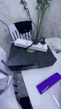 اكس بوكس اورجنال 
نظافه فول بدون يدات 
تحويرة وكيبل بور وياه  نظام هارد العاب
السعر ٥٠ الف بغداد الشعب يوجد توصيل
*********** واتساب
