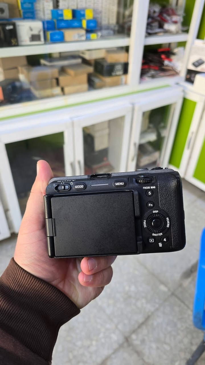 سوني FX30  نظيفه جدا فقط بدي
سعرها مليون و 800 الف 

عدسه 50 ملم GM 1.4 اخت الجديد
السعر مليون و 60 الف 

مكاني بابل 
***********
