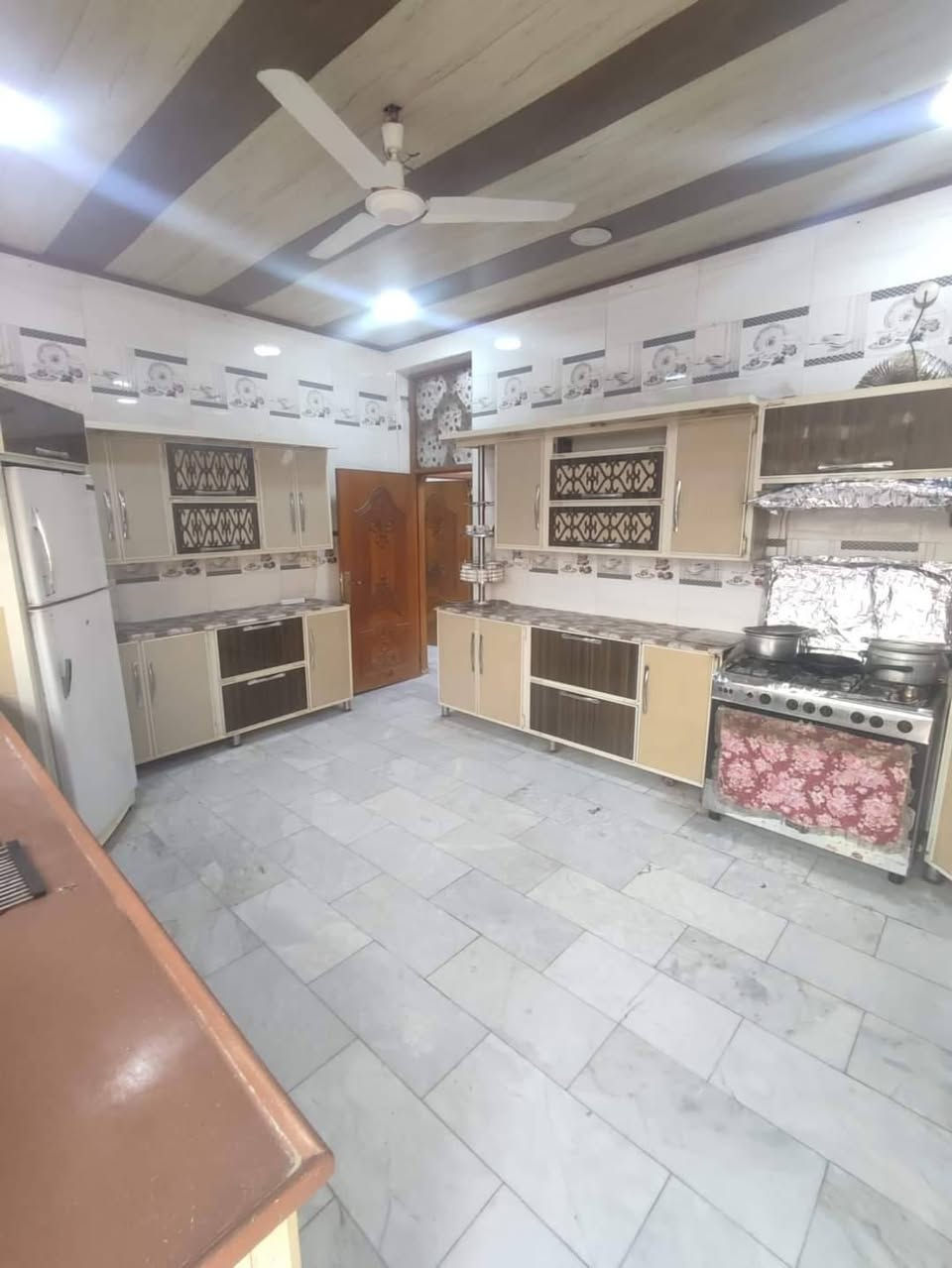 دار الإيجار طابقين حديث
موقع خلف سكله صدام  بل زراعي بابل
خدمي مال كرغول

طابق الارضي غرف نوم وهول استقبال ومطبخ وصحيات وكراج وحديقه وصحيات خارجيه
حديقه ٢٠٠ متر

والبيت ٢٠٠ متر
طابق ثاني غرفتين نوم وهول وصحيات ومخزن
يوجد بيه مطبخ غرفه نوم نص اثاث

مراجعه مكتب الأهرام لعقار والمقالات شارع 60قرب مجمع الضامن الطبي *********** بيه واتساب
