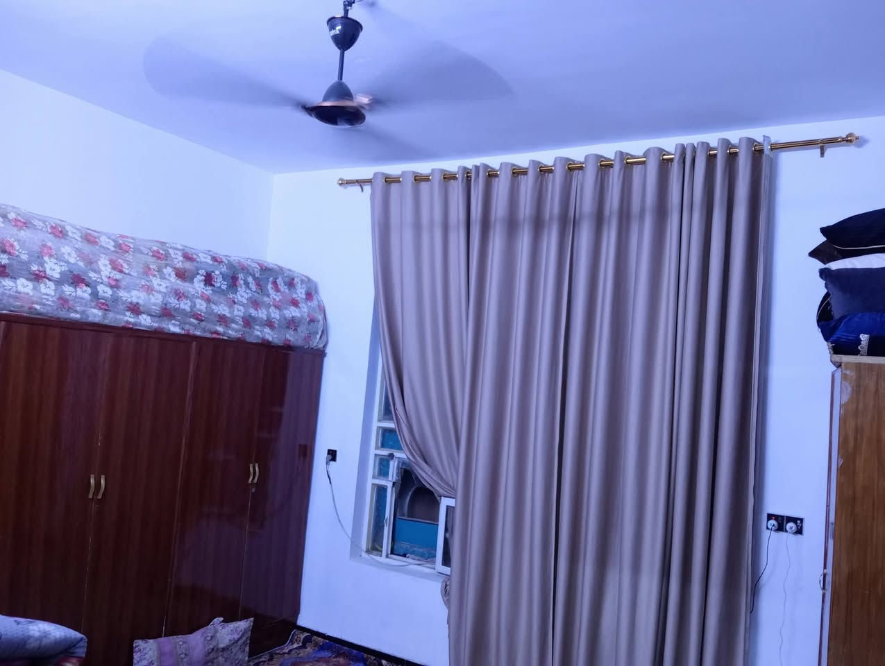 بيت للبيع مساحه 200 متر طابقين الطابق الول غرفتين ومطبخ وصاله وحولي وحمام وترك الطابق الثاني حولي وغرفتين ما كاملات الطابق الثالث صطح العنوان السياحي قرب مقبره الطفال السعر 72وبي مجال للستفسار*********** *********** الشراي خل يجي خاص لحد يعلق ويتعبني البيت مسلح وكامل زراعي سند 25
