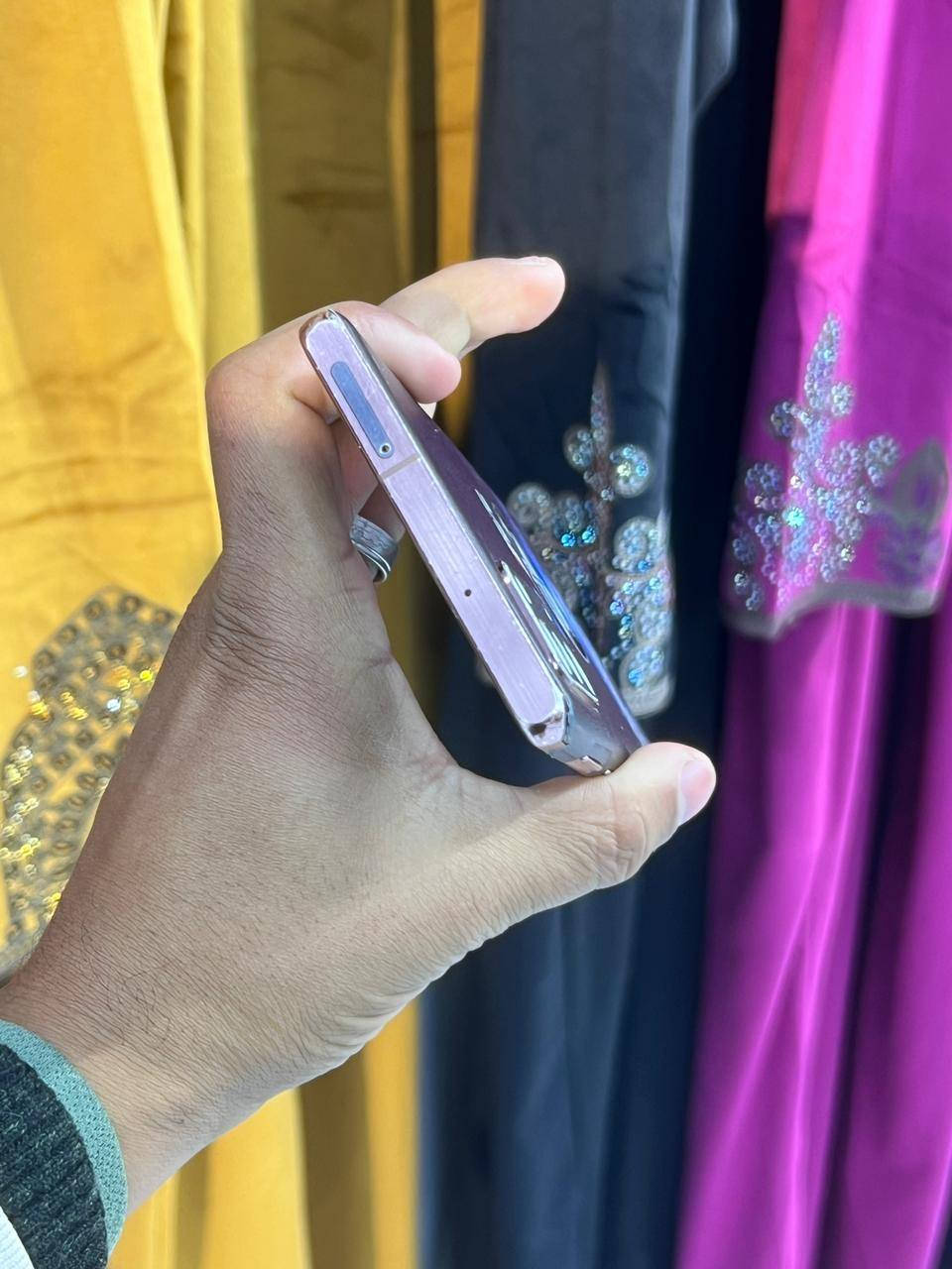 مواصفات الجهاز/
سامسونج نوت 20 فايف جي
Samsung Galaxy Note 20 5G
1. الشاشة:
   - نوع: Dynamic AMOLED 2X
   - الحجم: 6.9 بوصة
   - الدقة: 3200 × 1440 بكسل (WQHD+)
   - معدل التحديث: 120 هرتز
2. المعالج:
   Snapdragon 865
3. الذاكرة:
   - ذاكرة التخزين:256جيجابايت
   - الذاكرة العشوائية (RAM): 12جيجابايت
4. الكاميرا:
   - الكاميرا الخلفية: 
     - 108 ميغابكسل (عدسة رئيسية)
     - 12 ميغابكسل (عدسة مقربة مع تقريب بصري 50x)
     - 12 ميغابكسل (عدسة عريضة)
   - كاميرا أمامية: 10 ميغابكسل
5. البطارية:
   - السعة: 4500 مللي أمبير
   - دعم الشحن السريع والشحن اللاسلكي
6. نظام التشغيل: يأتي مع Android وواجهة One UI.
7. مميزات إضافية:
   - دعم القلم S Pen
   - مقاوم للماء والغبار (IP68)
   - دعم شبكات 5G
السعر 270بيع او مراوس
***********
