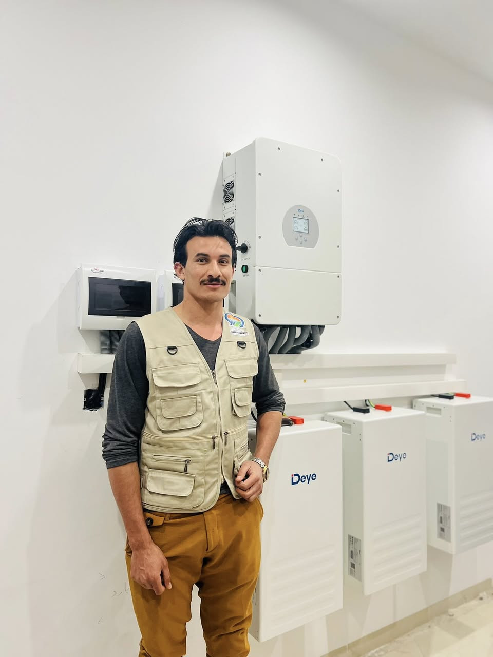 #ضمان_البطارية_5سنوات
تم بفضل الله تجهيز و  تنصيب منظومة طاقة شمسية لمنزل الأخ مهندس عبدالعزيز الفياض
   #البيجي
تجهز المنظومة المنزل ب 45 أمبير نهاراً
بالاضافة إلى 40 أمبير ليلاً  . 
مكونات المنظومة.
🔵الواح لونجي 615w  عدد (22) بضمان 10 سنوات 

🔵 جهاز انفيرتر نوع(Deye ip65)حجم 12kw (55امبير)  بضمان 4 سنة . 
🔵 بطارية ليثيوم Deye 16kwالاطول عمراً. عدد 3وبعمر افتراضي 15 سنة وبضمان 5 سنوات 

✅ الفرع الرئيسي :- شركة حسيب البشاوي للطاقة الشمسية
العنوان محافظة كركوك قضاء الحويجة سايدين المعارض مقابل محطة وقود الطليعة الحكومية  

✅ الفرع الثاني : محافظة صلاح الدين قضاء بيجي عمارة وطبان 
للحجز والاستفسار الاتصال على الأرقام التالية :
***********
***********  
***********‪
#احمد #الجبوري #مدير #اعلام #شركه #حسيب #البشاوي #للطاقه #الشمسية
