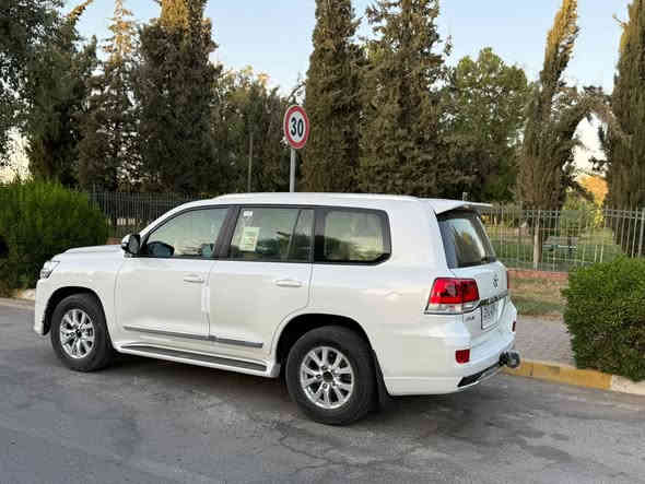 لاندكروزر موديل 2018 بيها ركن الدعاميه الخلفيه كلير فقط محدده بالصور ولباقي بشرط الفحص سياره جديده.. مواصفات 6 سلندر جلد 8 ايرباك 2 كشهن كهربائي شاشه . شاحن لاسلكي سلايد تشغيل عن بعد . سياره فول مواصفات .فحص هزه تجديد سنويه كله جديد بسمي . طقم تاير جديد متصرف عليها سنت تريد تحويل وكاله حاضر اي استفسار ***********
