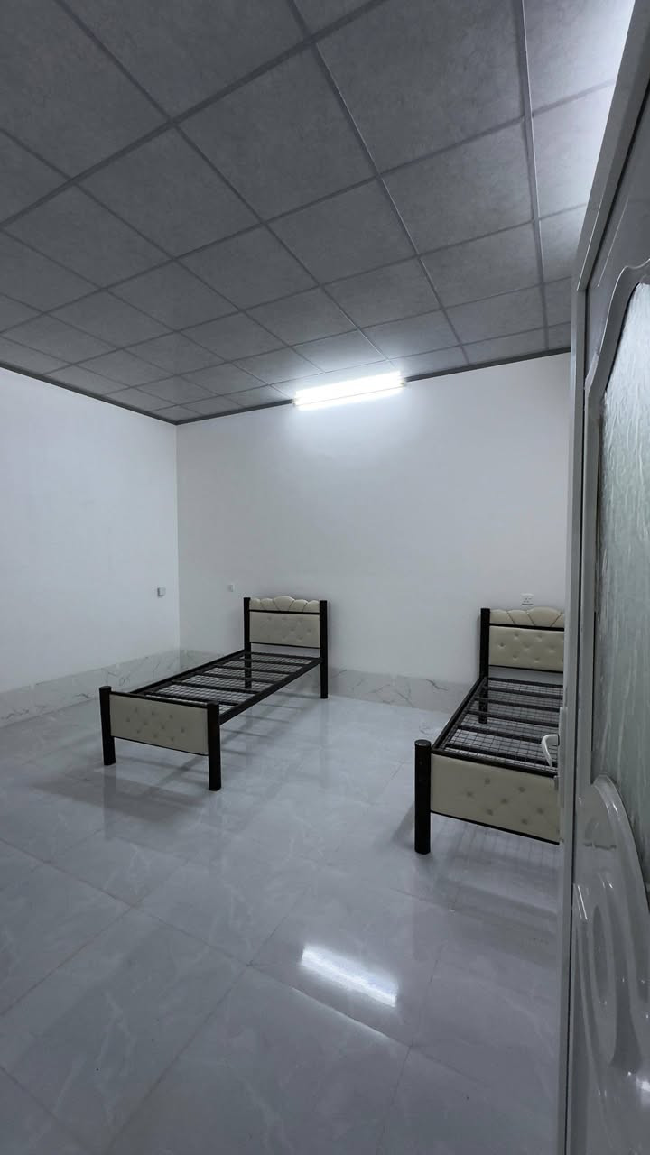 السلام عليكم يتوفر بيت ايجار في حي السماح الثانيه المساحه 200متر غرفتين هول مطبخ صحيات وستقبال بناء 🏢 حديث فول فول التواصل ***********اسيا ***********
