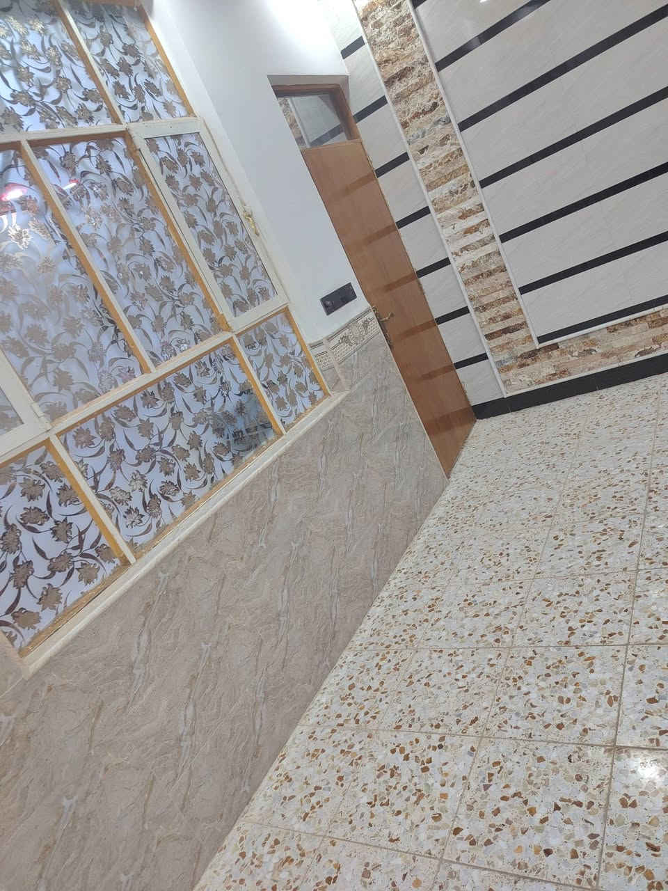 السلام عليكم بيت 100 متر طابق ونص الطابق جوه بنا طابوك صب كونكريت بنا جناي درجه اوله بنا جاهز الممر الطارمه الصحيات المطبخ الصاله سيراميك وحجر وديكورات
الستقبال سيراميك وحجر  ديكورات الغرفه فقط سيراميك متر وعشرين الرضيه الجوه كاشي البايات الدرج مرمر محجر اصلي  النص طابق فوك غرفه وصاله فقط السكف عكاده بس البيت جاهز مكان منطع 51 فريب علي شارع قنبر حرف تي علي ساحه يعني ركن الساحه تي *********** واتساب مفتوح بيت صار سنه من بنيته مال جناي بنيتي بيدي
