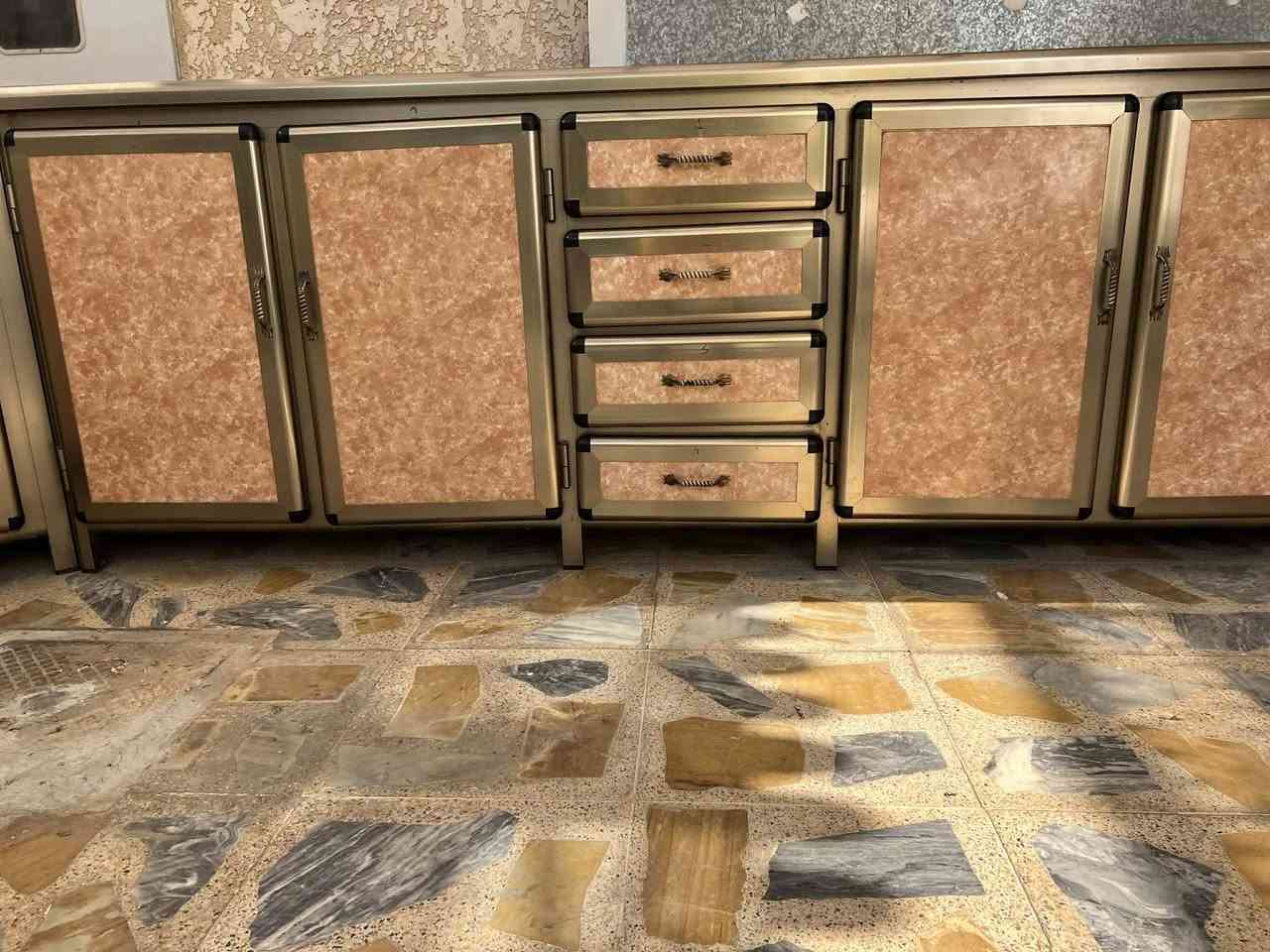 كاونتر كثير نظيف قياس السنك مترين و37 /قياس الوسط مترين /قياس الزاوية مترونص
للاستفسار عالرقم ***********
