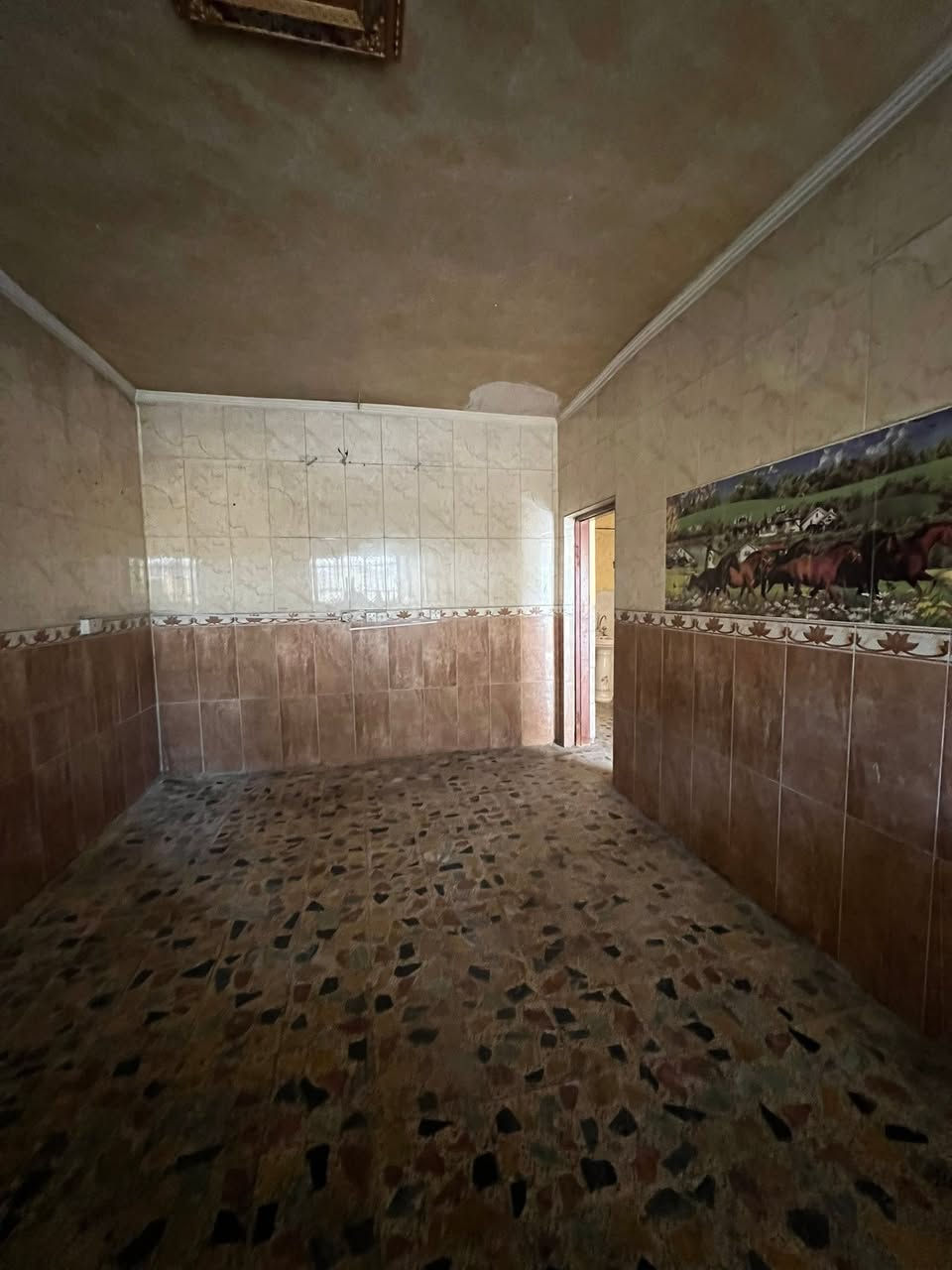 السلام عليكم بيت مساحه 200 متر الايجار 4 غرفه نوم ومحلقاته ابو دشير شارع الضغط قرب حسينه الكلاظمبن يجار 550 
***********
