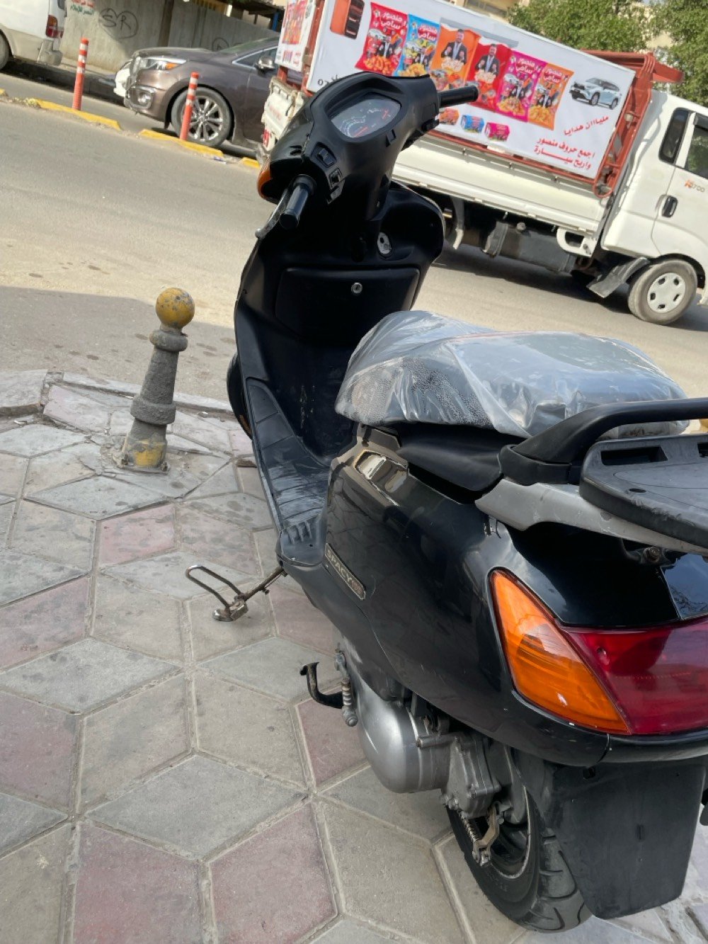 دراجة نارية نوع هوندا بحالة جيدة للبيع. اللون أسود والمقعد مغطى بكيس للحماية. الدراجة تناسب الاستخدام اليومي وتتمتع بقيادة مريحة وسلسة. مناسبة للتنقل داخل المدينة.