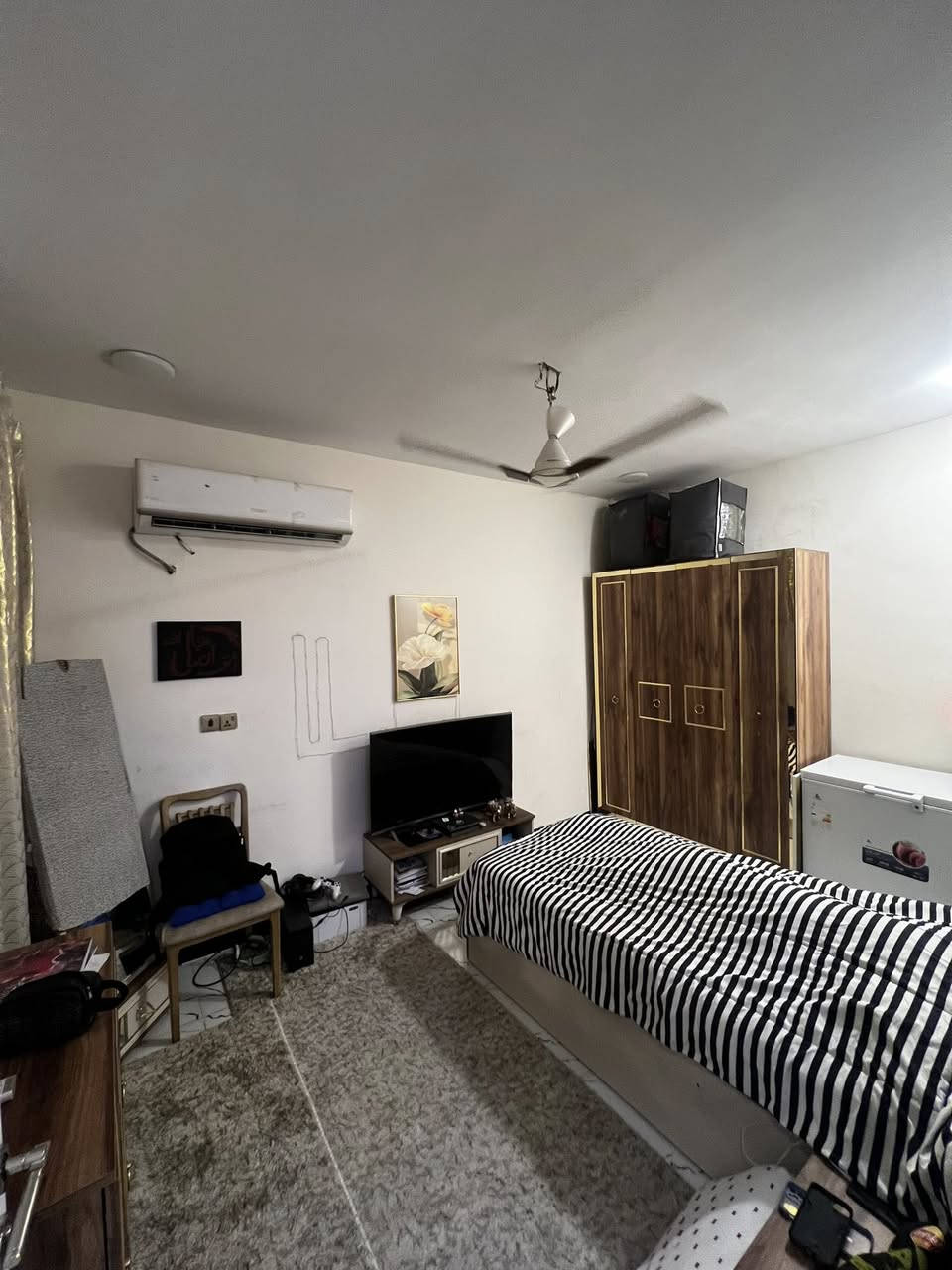 شقة VIP للبيع في الأعظمية – شارع عمر قرب مثلجات أفراح الأعظمية ضمن مربع ذهبي مميز، تتكون من 4 غرف نوم ومخزن و2 حمام (واحد ماستر داخل غرفة النوم) ومطبخ جاهز VIP وهول واسع 4×8 وعدد 2 منور، تقع في الطابق الخامس والممر يحتوي فقط على شقتين والمصعد يعمل بنظام كارت، العمارة نظيفة جداً وهادئة ويوجد موظف نظافة دائم، الشقة مفروشة وكاملة مع إمكانية البيع بالأثاث للاستفسار خاص، ويوجد معها سطحين خاصين وكراج تحت الأرض لحماية السيارة من ظروف الجو يبعد أمتار قليلة عن العمارة، والعمارة تحتوي بابين لفرعين، وجميع الخدمات قريبة جداً مثل المحلات التجارية والصيدلية والمدرسة والأسواق والمضمد والمخضر والمسجد والمدرس الخصوصي ومحلات الألبان والأجبان والسوق الشعبي، فرصة مميزة للسكن الراقي أو الاستثمار وللاستفسار يرجى التواصل خاص

***********
