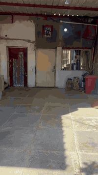 بيت بالحمران 130متر طابو صرف غرفه وصاله ومطبخ وصحيات وطارمه كبيره يبعد عن الشارع العام 150متر خلف البانزيخانه مدرسه بصفه وشارعين يوصلنه واحدتبليط يبعد عنه 15م التبليط الفرعي علما ان البيت مطلوب مبادره والتسديد عليه وكافة الضمانات اسويه للمشتري للتواصل رقم الهاتف ***********

