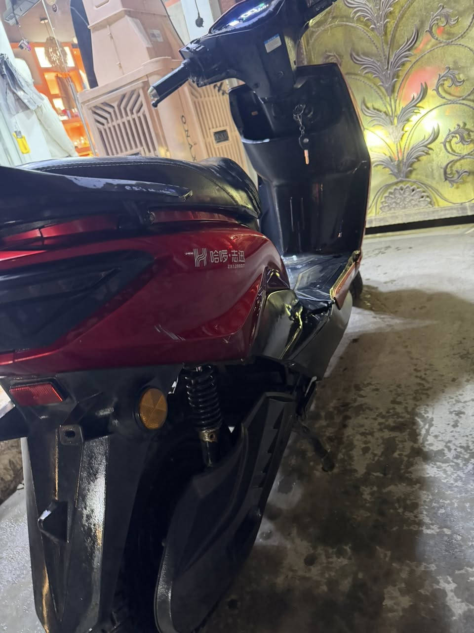 السلام عليكم دراجة شحن للبيع فول موصفات تشغيل عن بعد مفتحين لايت عالي ناصي اشاير يمنه ويسرا هورن مثبت سرعه ٣ سرع ٥ بطاريات كبار فول موصفات الرقم*********** السعر ٤٤٠ وبيه مجال
