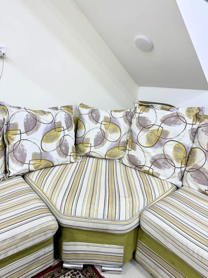 السلام عليكم 
للبيع تخم قنفات توصا عراقي نظيف كشنات متحركة و كوشات عدد 14 بسعر 350 الف 
العنوان بغداد السيدية ***********
