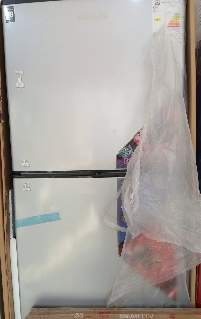 ثلاجه بل كرتون أبيع أقل من جمله 22قدم سعر 400 ***********
