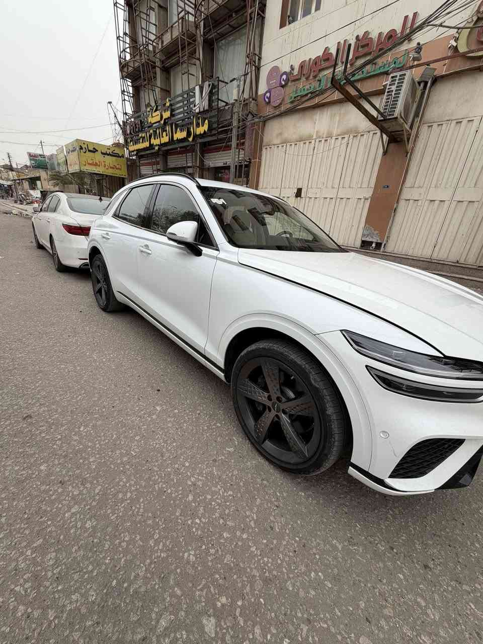 السلام عليكم للبيع جنسس GV70 ستة سلندر 3500 توين تيربو 2024 حادث موضح بلصور اتبدلت قطعتين نفس اللون السيارة فول مواصفات برستيج وسبورت اعلى فئة السيارة حرة مو كتاب فقط ترقمها السيارة موجودة في كربلاء للبيع فقط الاتصال ***********
