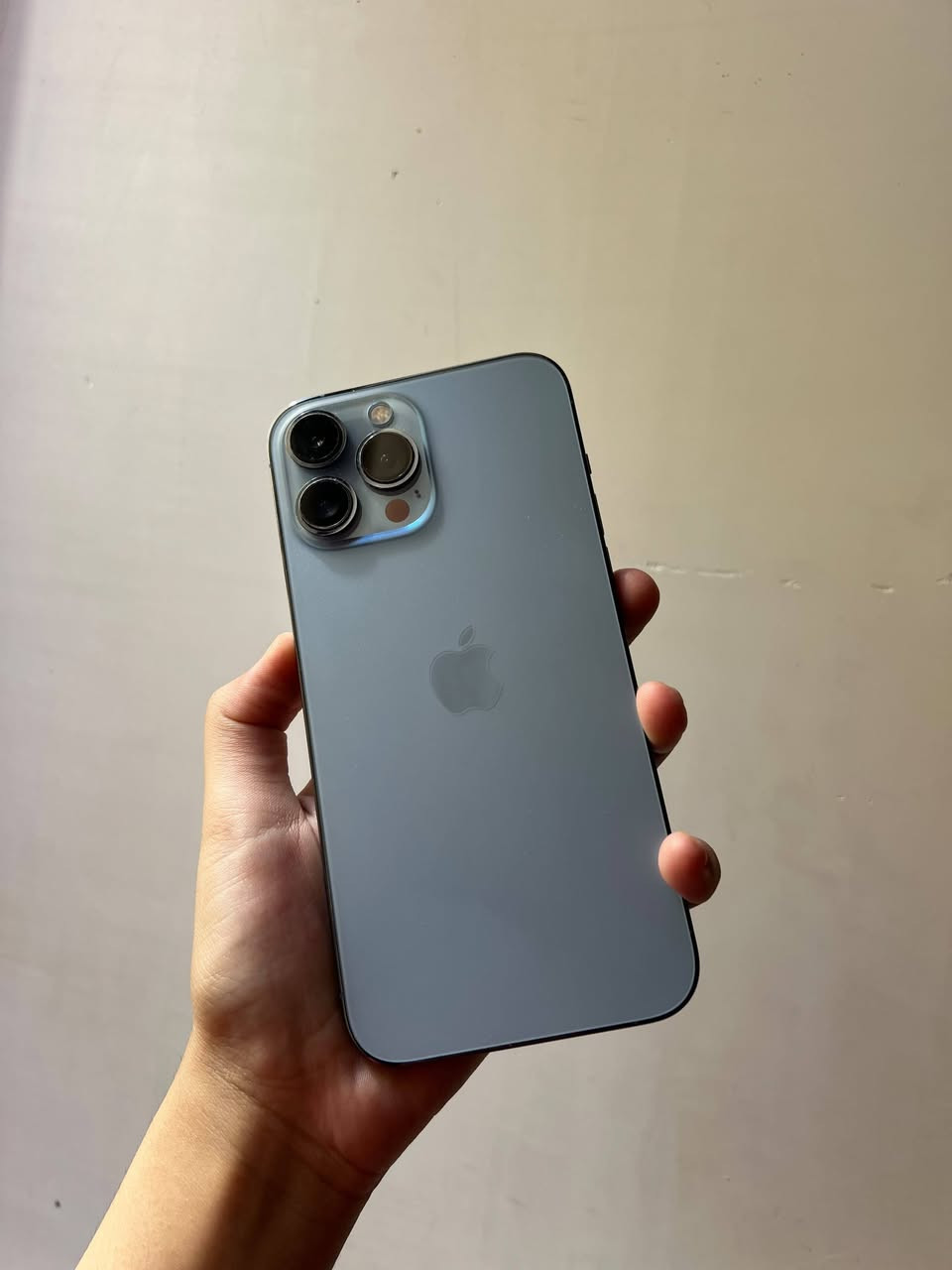 ايفون 13 pro max 
العدد 2
الاول : بطارية 78
الثاني:83
نظافه ومكفول من كل شي 
مابي زلخه نموذج M
ذاكره 256
اللون بحري
السعر 725 
***********
