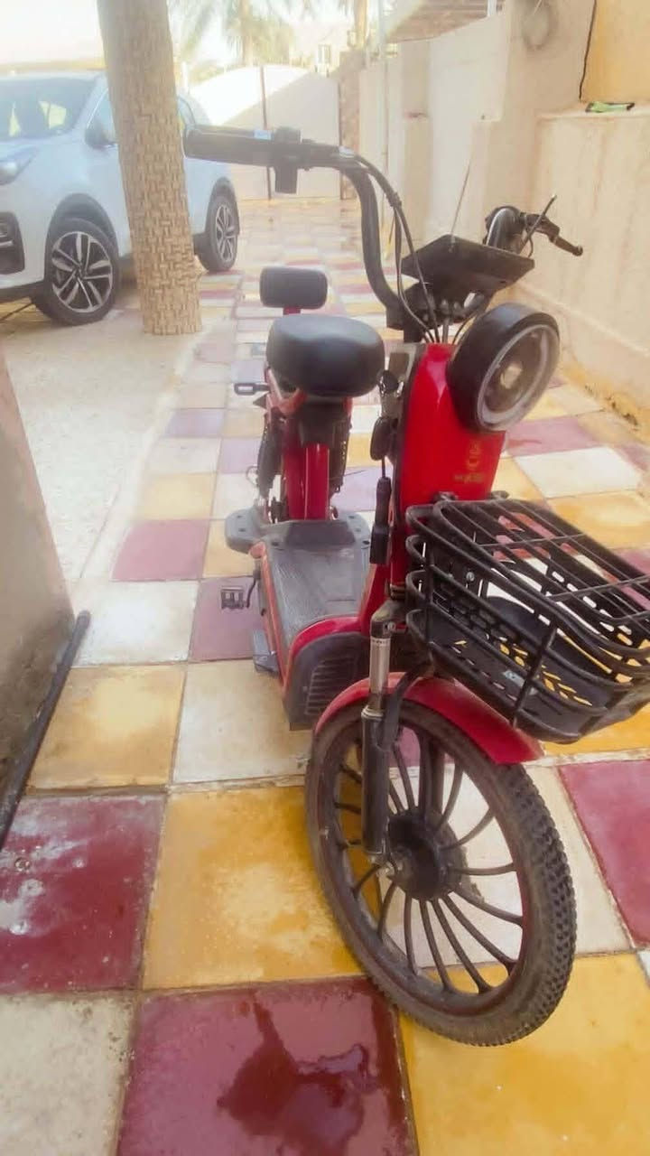 دراجه شحن مامفتوحه ابد مستخدمه اقل الشهر نضافه فول ماعدى البريك الخلفي غير شغال السعر 350 وبي مجال ***********‬‏
