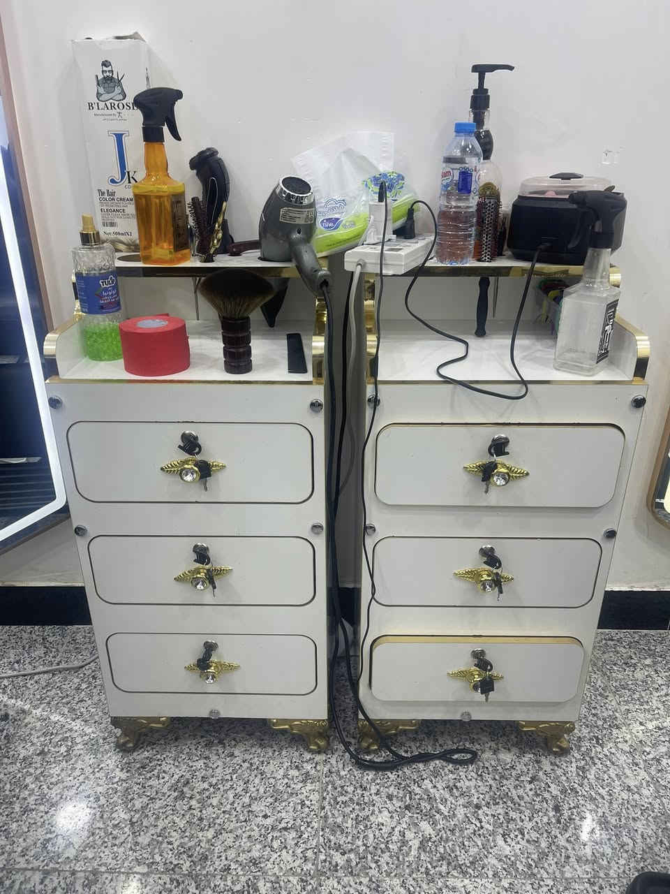 السلام عليكم صالون متكامل للبيع جديد مكفول من الخدش لاستفسار ***********
